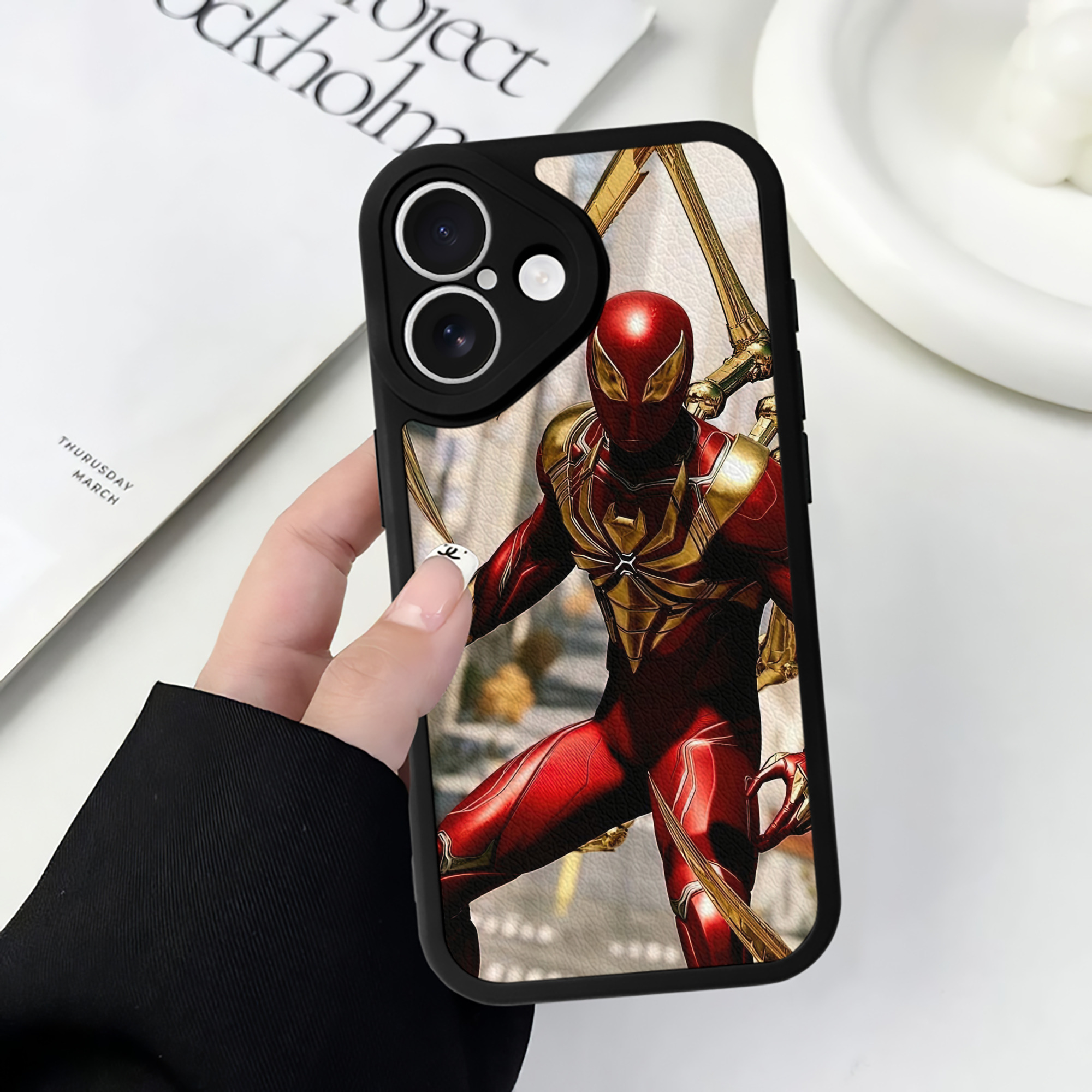 Spider Man スパイダーマン 【iPhone 16シリーズ対応】シリコンスマホケース（レザー調） 材質：シリコン